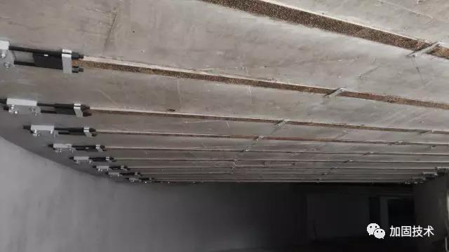 車庫(kù)坡道預(yù)應(yīng)力碳板加固工程